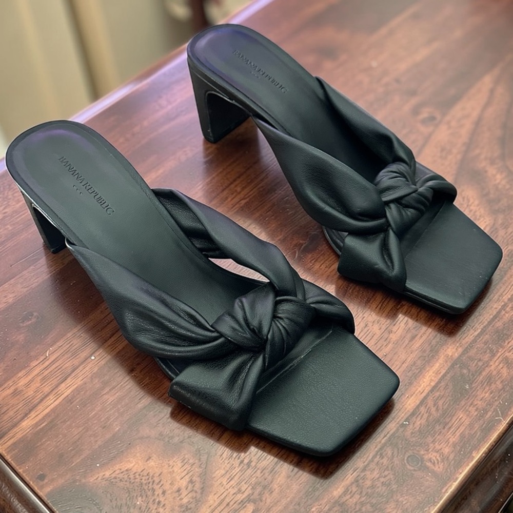Banana Republic Twisted Knot Square Toe Heel Sandals Size 7.5